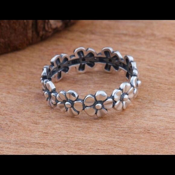 Pretty Silver Flower Ring - Picture 2 of 7